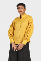 نتشي قميص برقبة عالية بأزرار أمامية كم طويل مكشكش نسائي