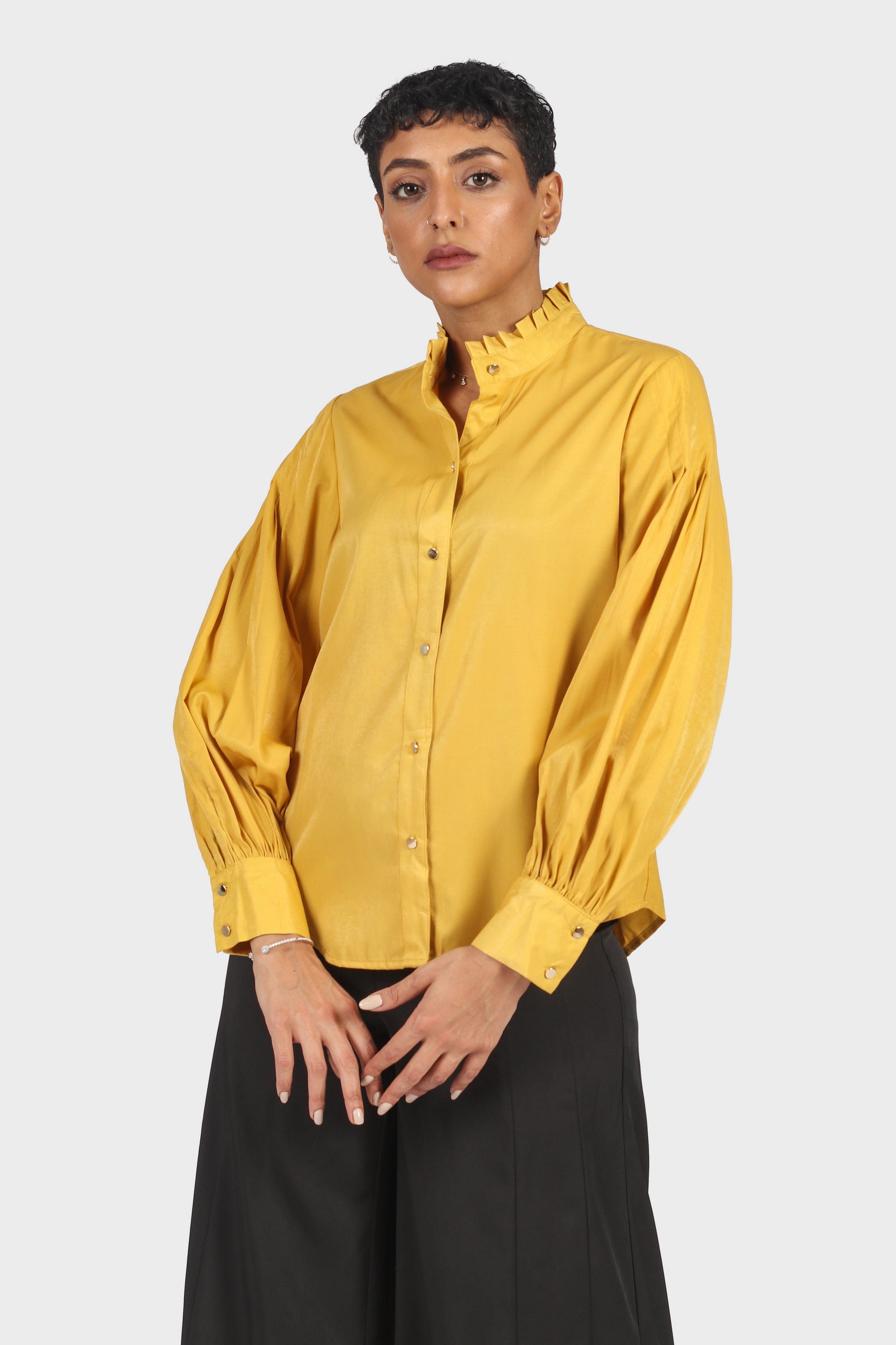 نتشي قميص برقبة عالية بأزرار أمامية كم طويل مكشكش نسائي