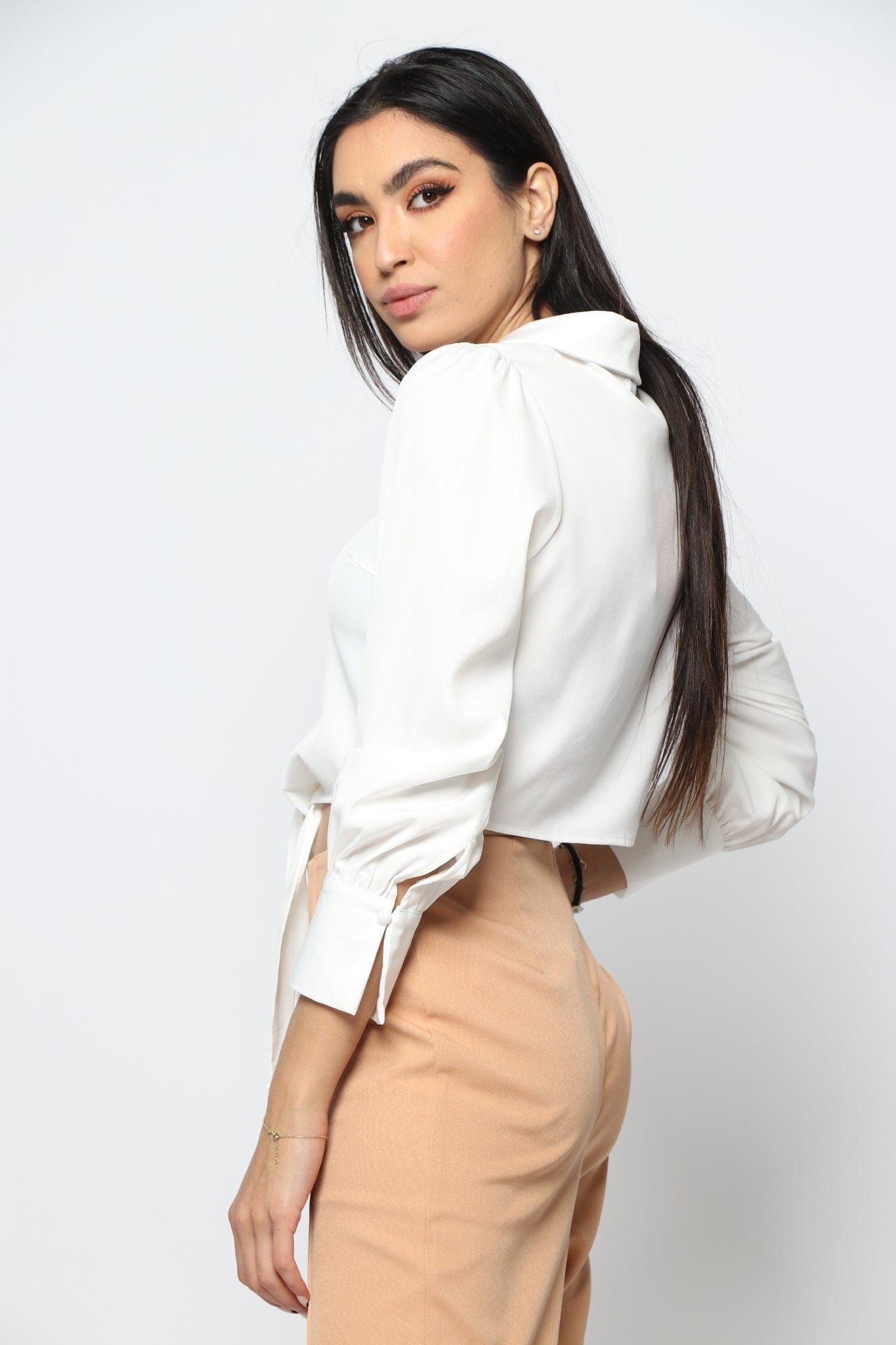 نتشي بلوزة خصر مرتفع بأكمام طويلة أزرار أمامية مع ربطة