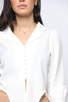 نتشي بلوزة خصر مرتفع بأكمام طويلة أزرار أمامية مع ربطة