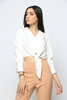 نتشي بلوزة خصر مرتفع بأكمام طويلة أزرار أمامية مع ربطة