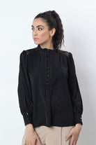 نتشي بلوزة أزرار أمامية بياقة صغيرة كم طويل واسعة بأساور نسائي