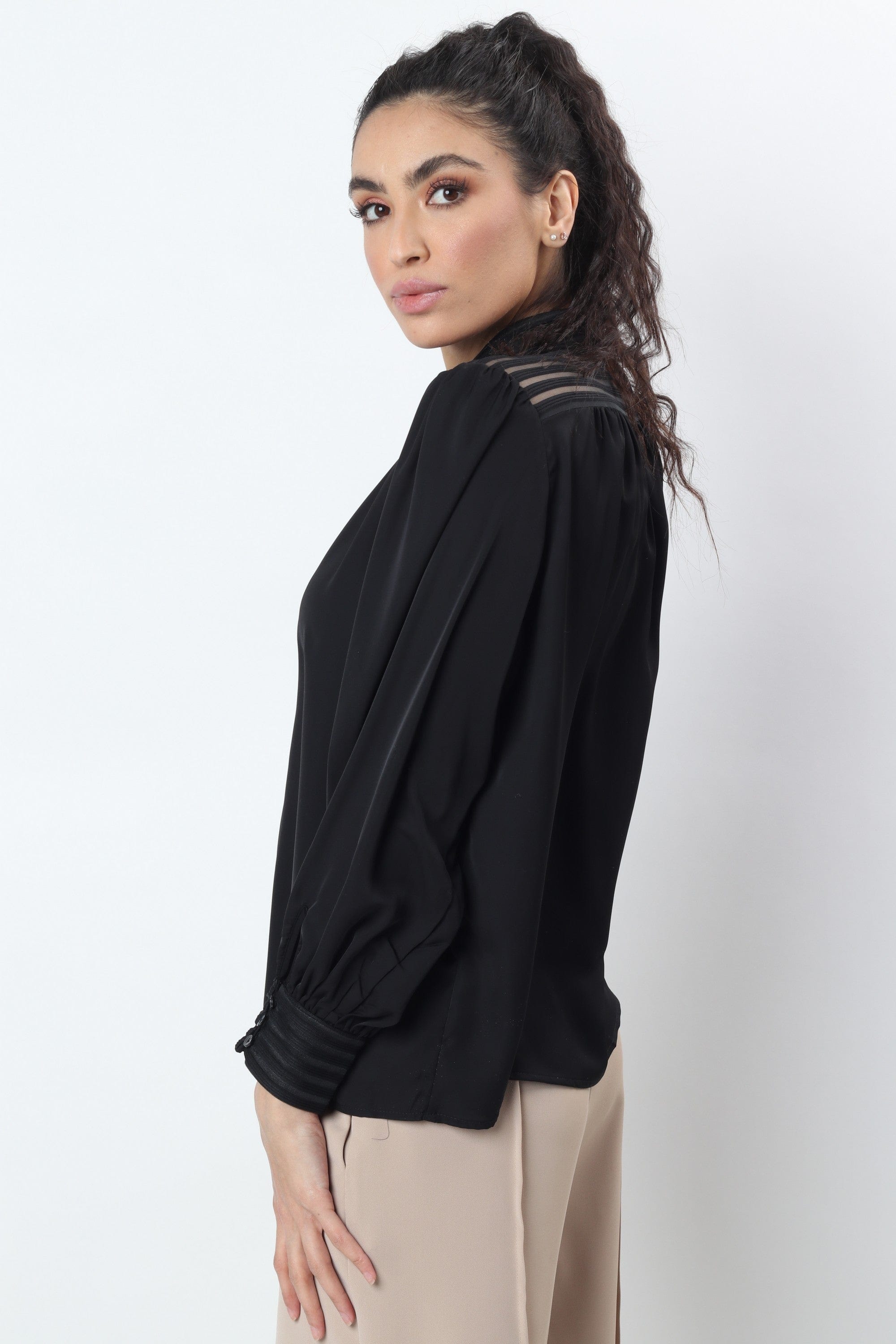 نتشي بلوزة أزرار أمامية بياقة صغيرة كم طويل واسعة بأساور نسائي