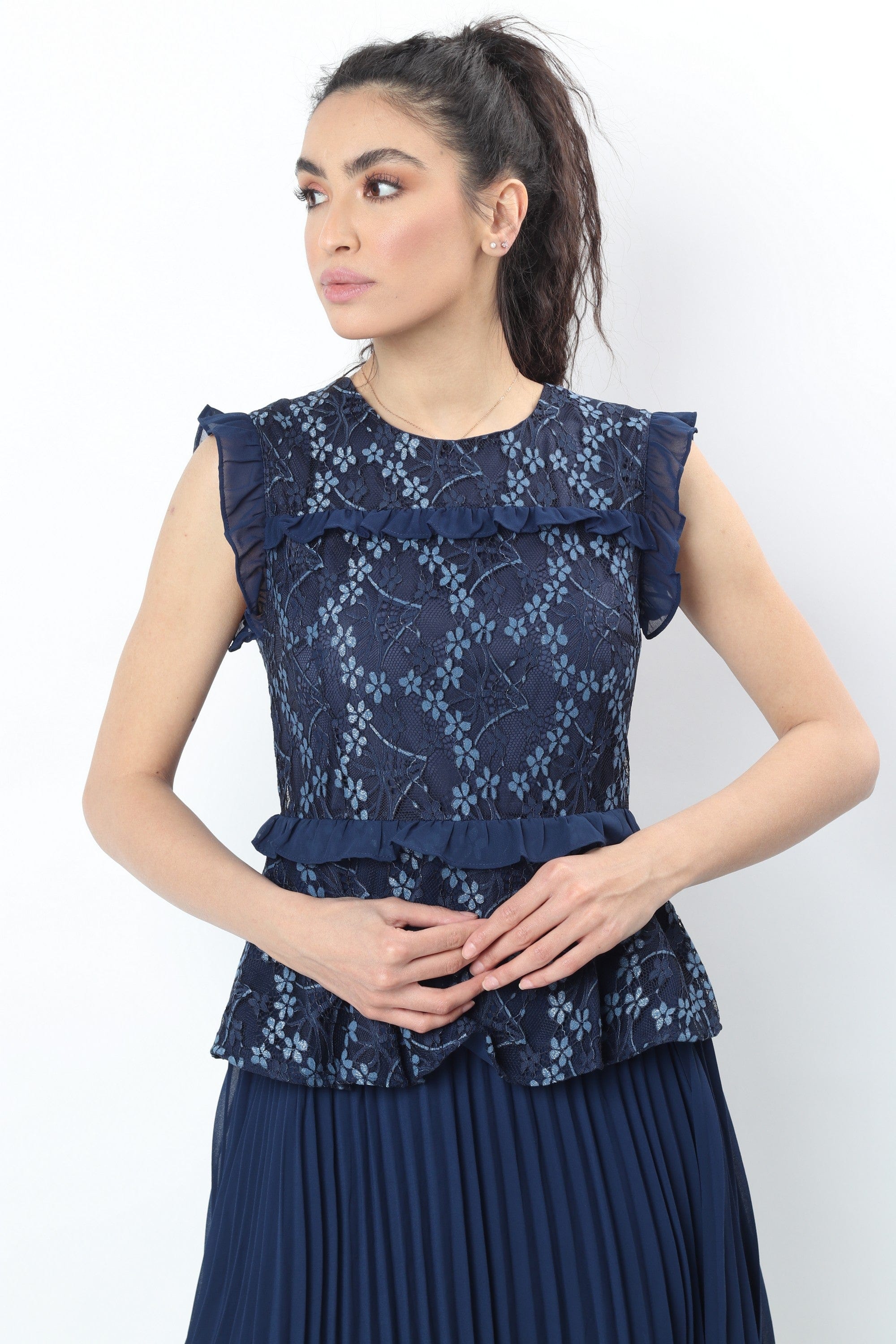 نتشي فستان ميدي بليسية بأكمام فراشة