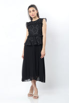 نتشي فستان ميدي بليسية بأكمام فراشة