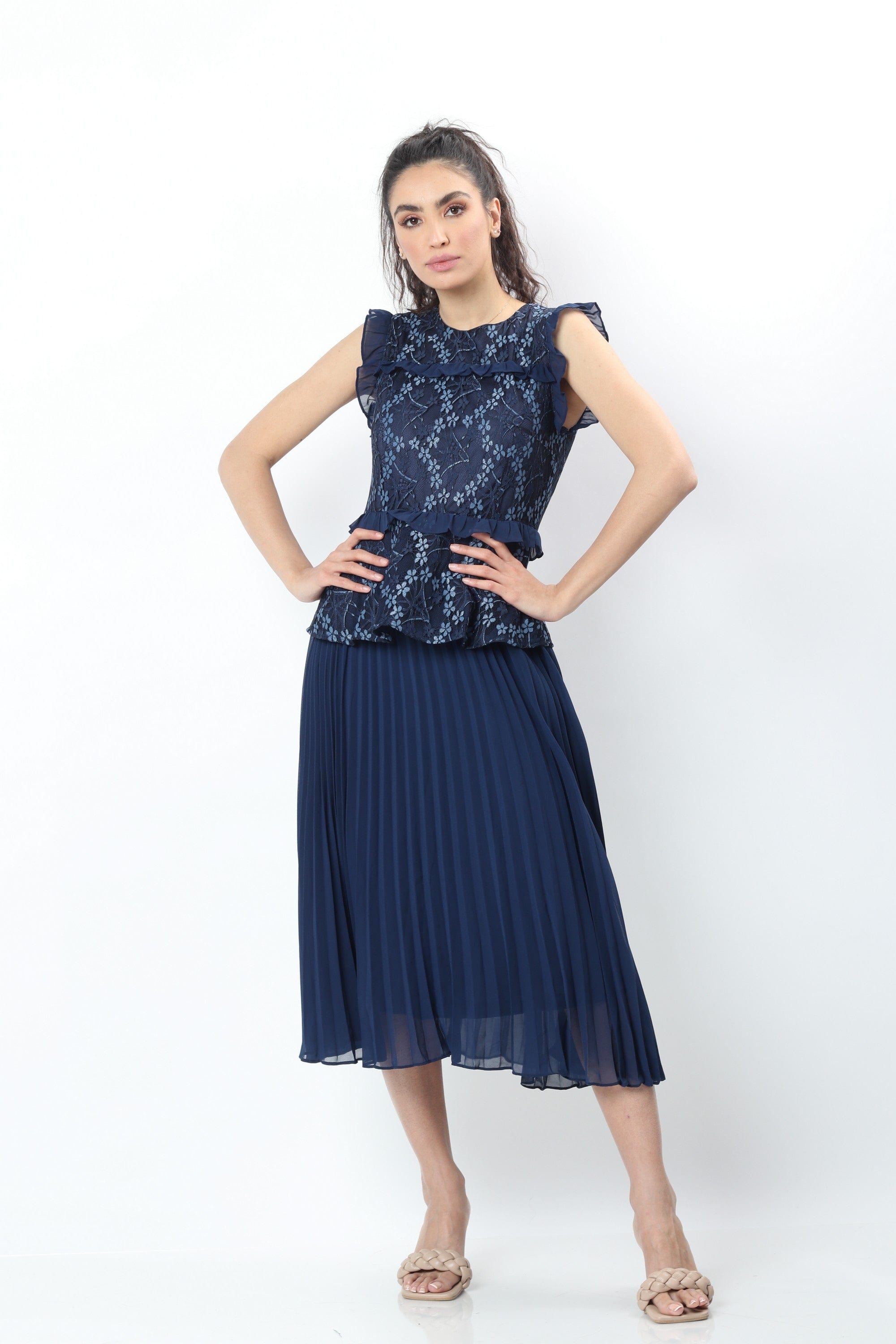 نتشي فستان ميدي بليسية بأكمام فراشة