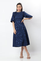 نتشي فستان ميدي كلاسيكي منقوش كم منفوش قصير