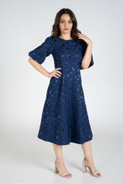 نتشي فستان ميدي كلاسيكي منقوش كم منفوش قصير