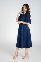 نتشي فستان ميدي كلاسيكي منقوش كم منفوش قصير