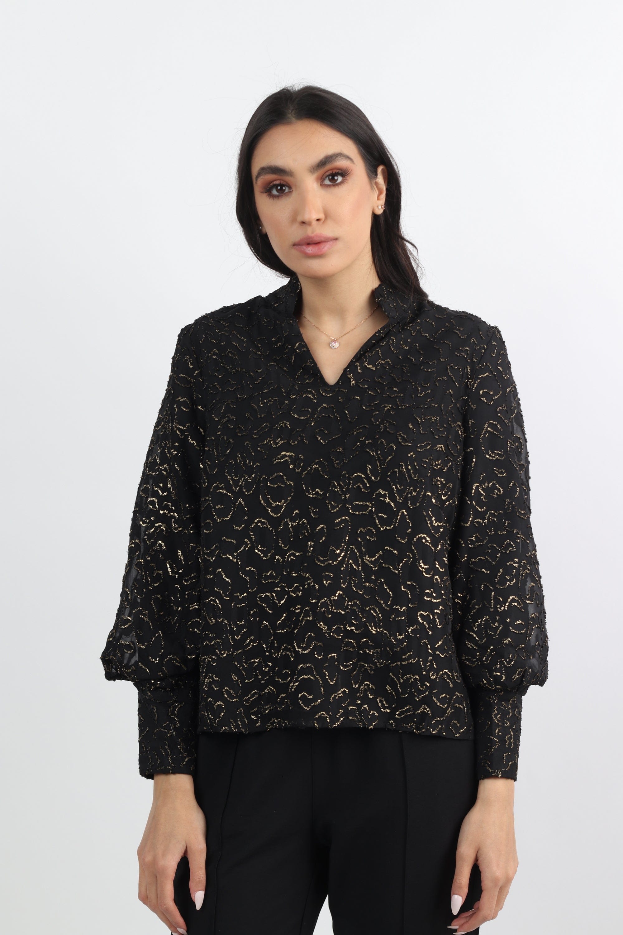 نتشي بلوزة كلاسيك بياقة مكشكشة وفتحة سبعة كم طويل مع أساور نسائي