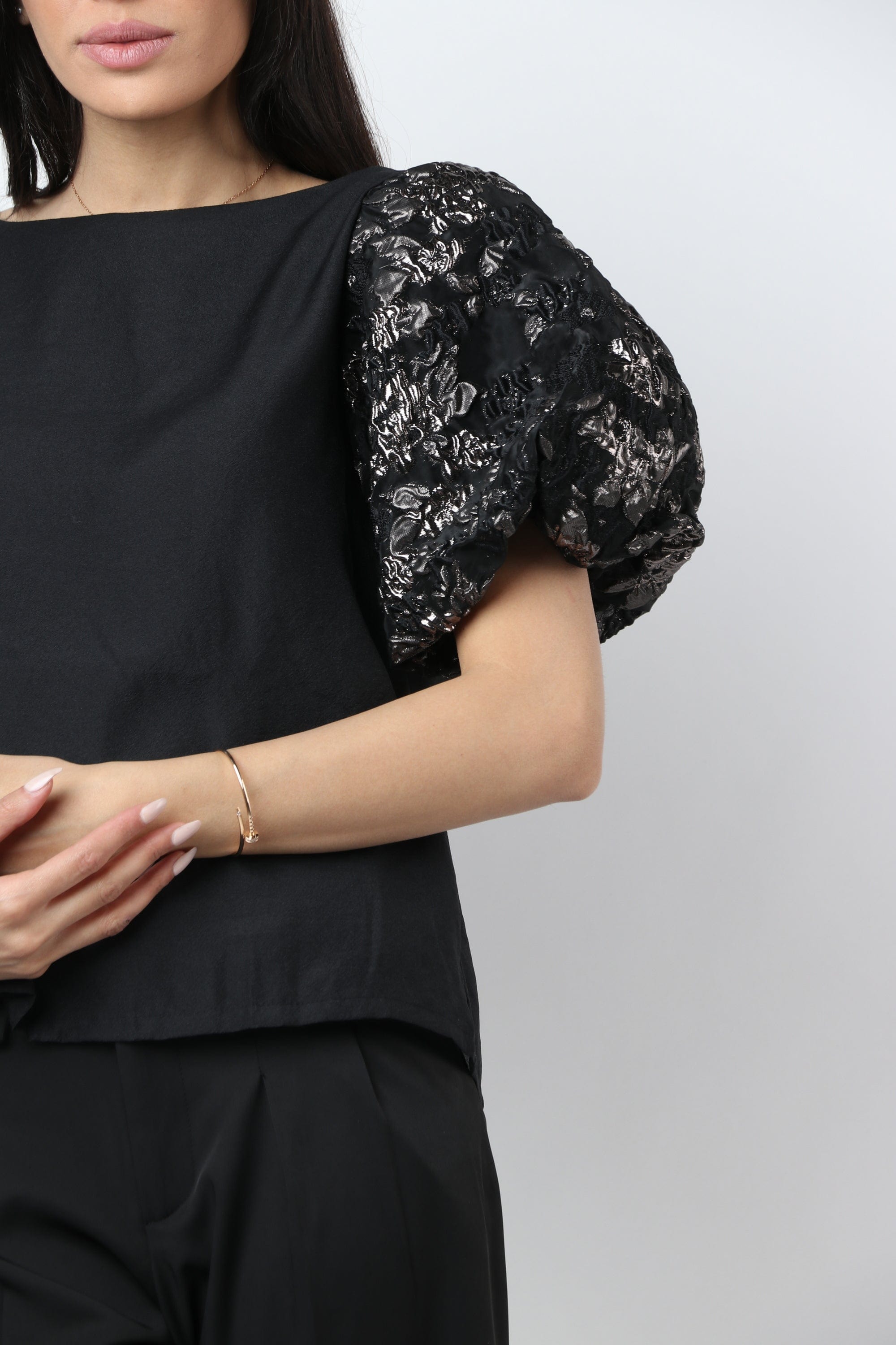 نتشي بلوزة سادة بكم منفوش قصير أسود