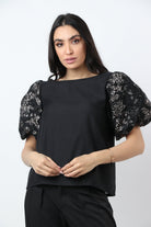 نتشي بلوزة سادة بكم منفوش قصير أسود