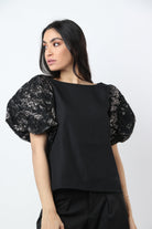 نتشي بلوزة سادة بكم منفوش قصير أسود