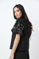 نتشي بلوزة سادة بكم منفوش قصير أسود