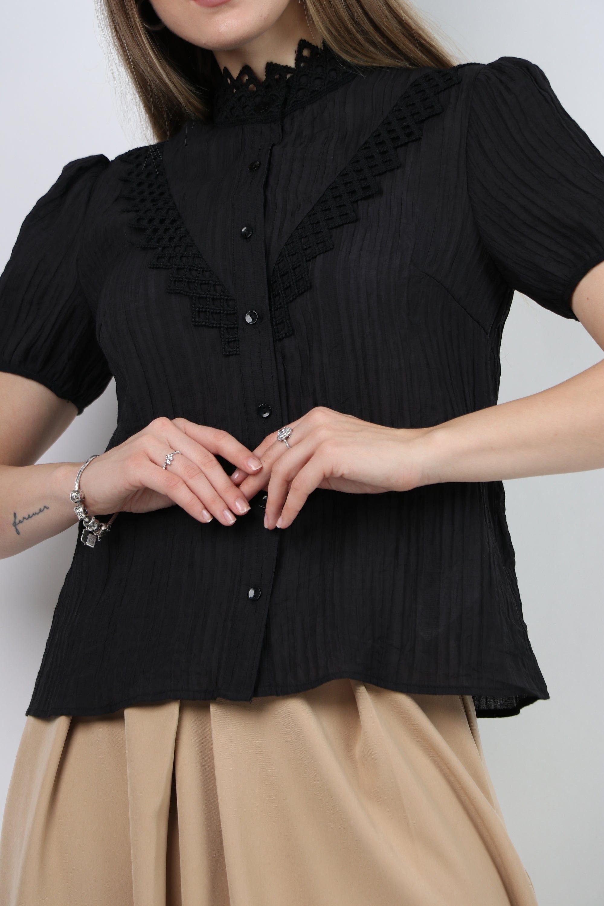 نتشي بلوزة رسمية كم قصير مزينة بدانتيل نسائي