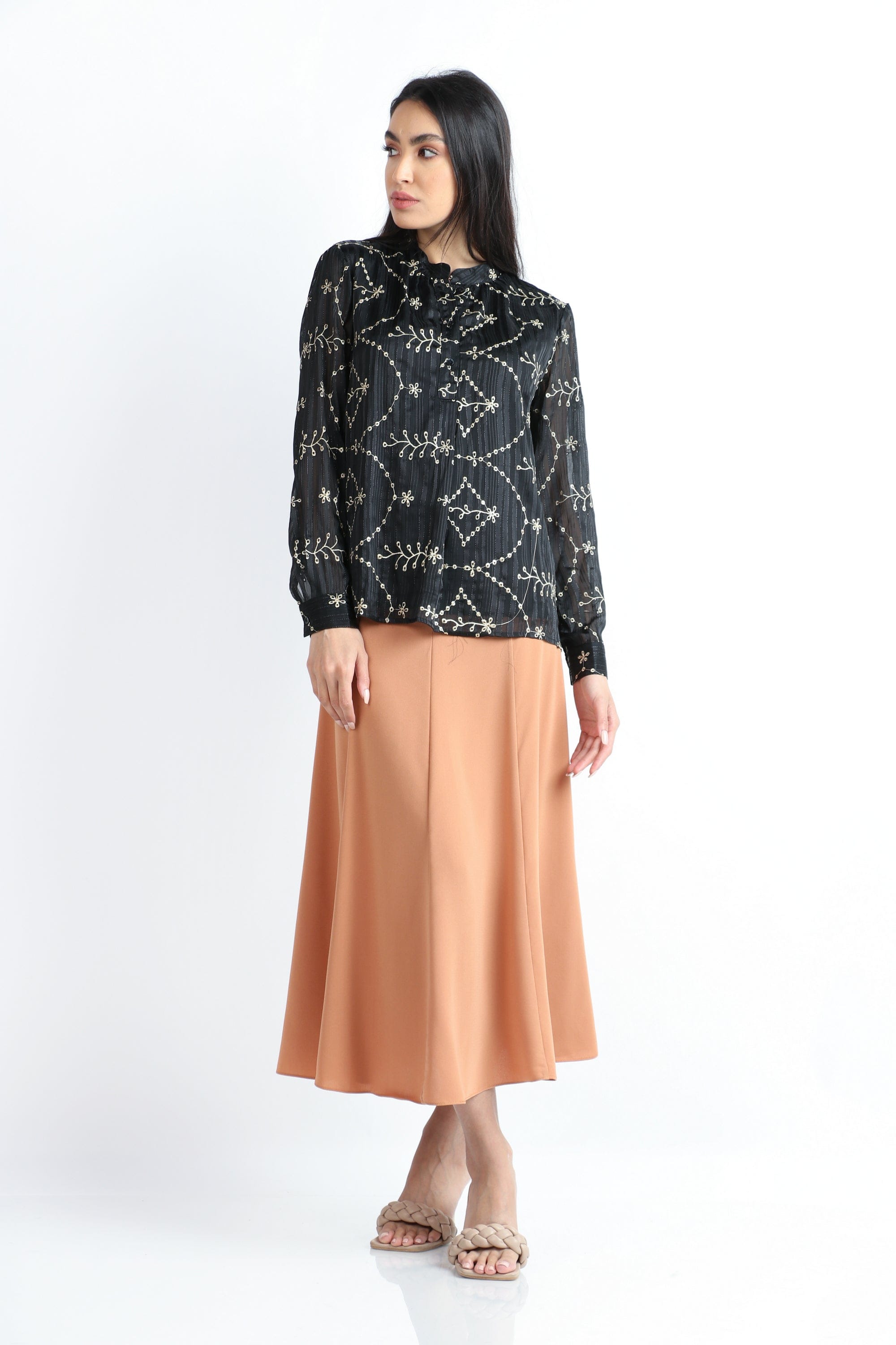 نتشي بلوزة منقوشة بياقة وكم طويل وأزرار أمامية