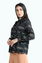 نتشي بلوزة منقوشة بياقة وكم طويل وأزرار أمامية