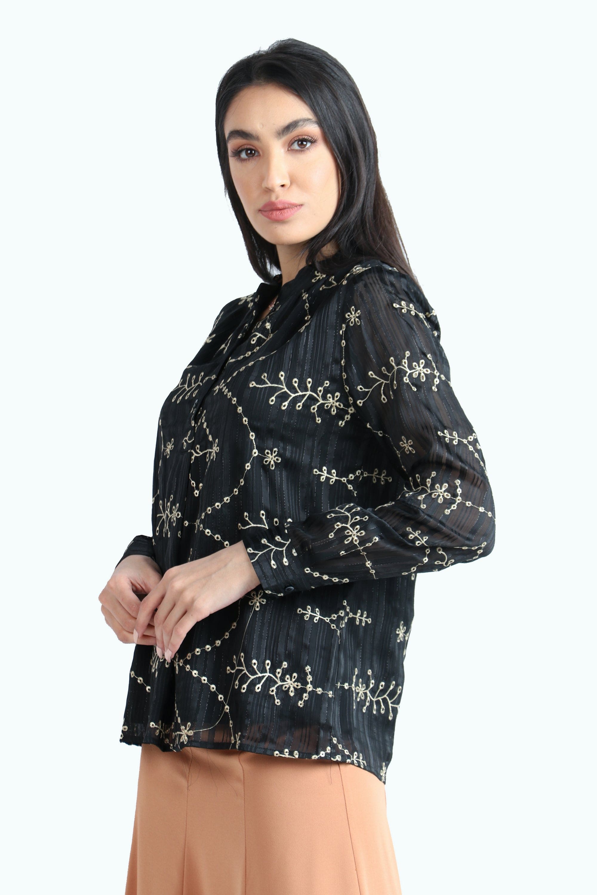نتشي بلوزة منقوشة بياقة وكم طويل وأزرار أمامية