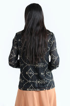 نتشي بلوزة منقوشة بياقة وكم طويل وأزرار أمامية