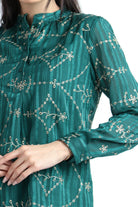 نتشي بلوزة منقوشة بياقة وكم طويل وأزرار أمامية