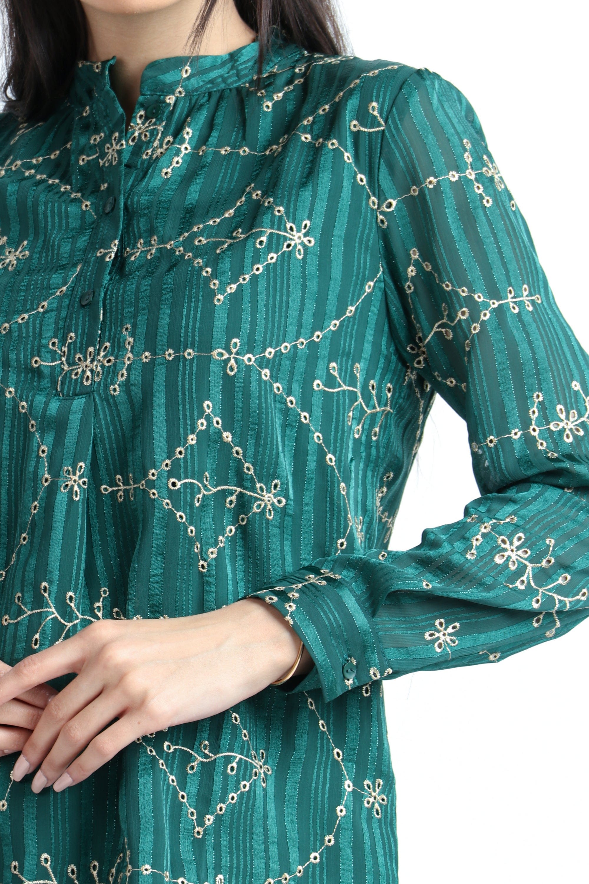 نتشي بلوزة منقوشة بياقة وكم طويل وأزرار أمامية