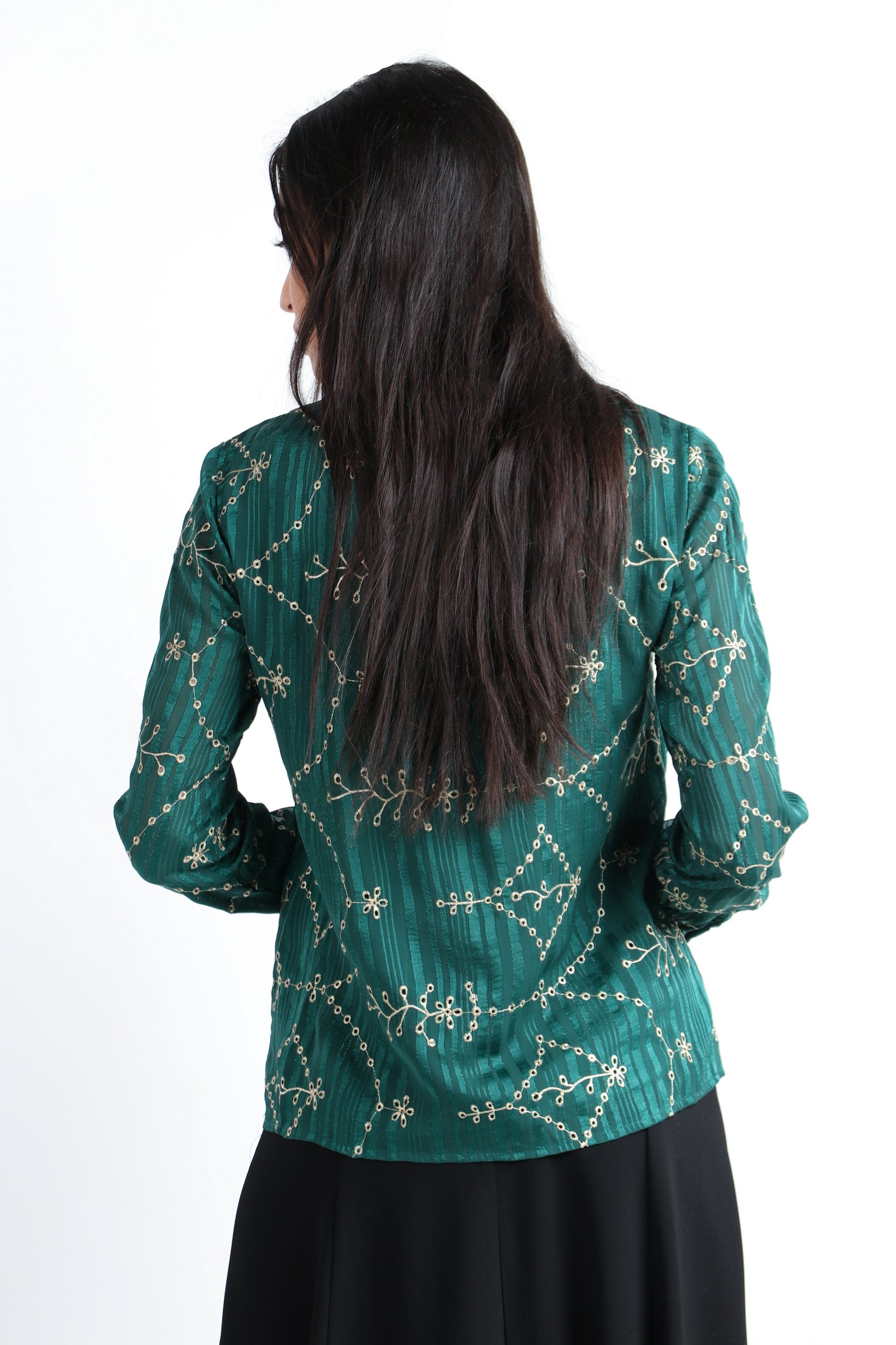 نتشي بلوزة منقوشة بياقة وكم طويل وأزرار أمامية