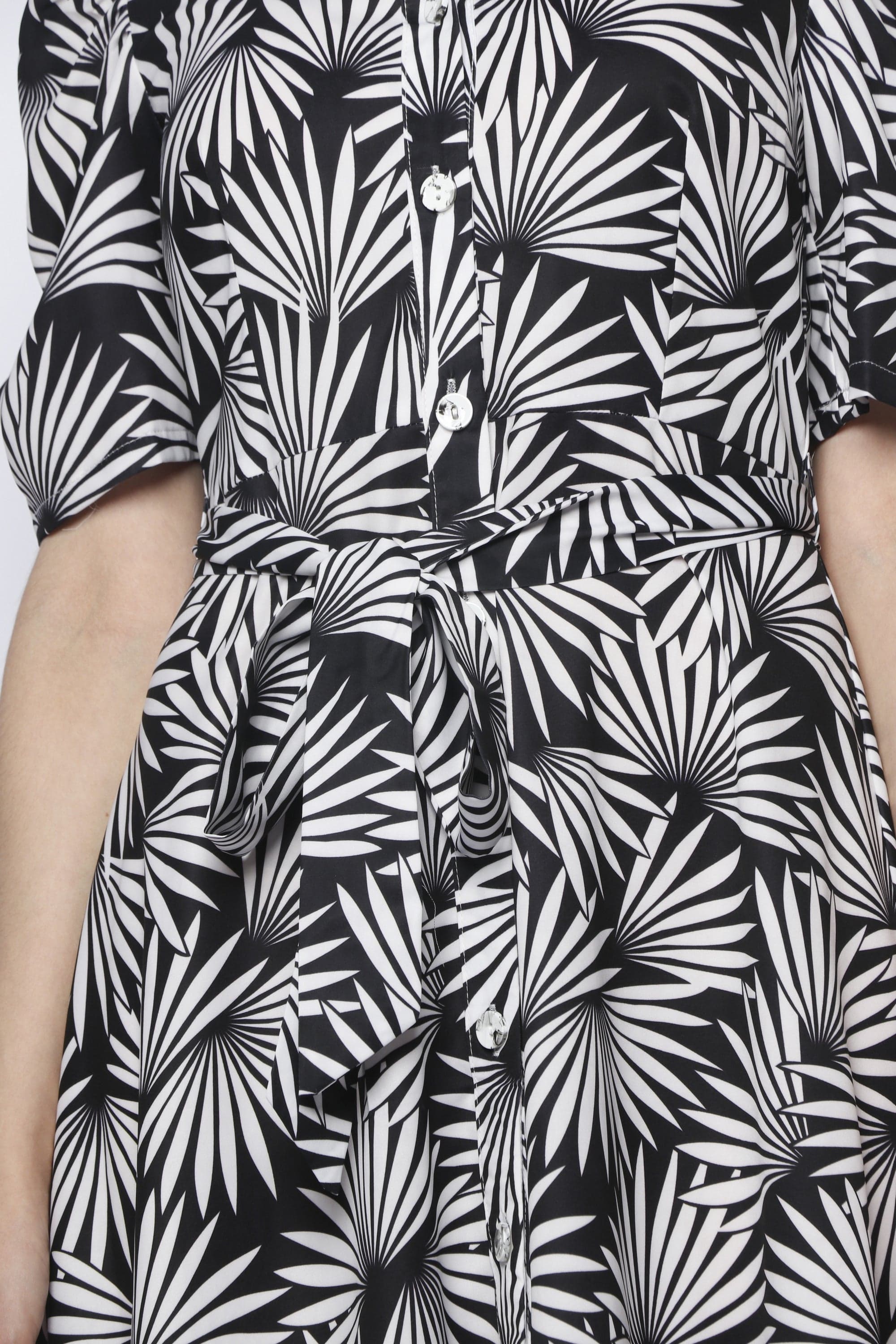 نتشي فستان ميدي سادة بكم قصير