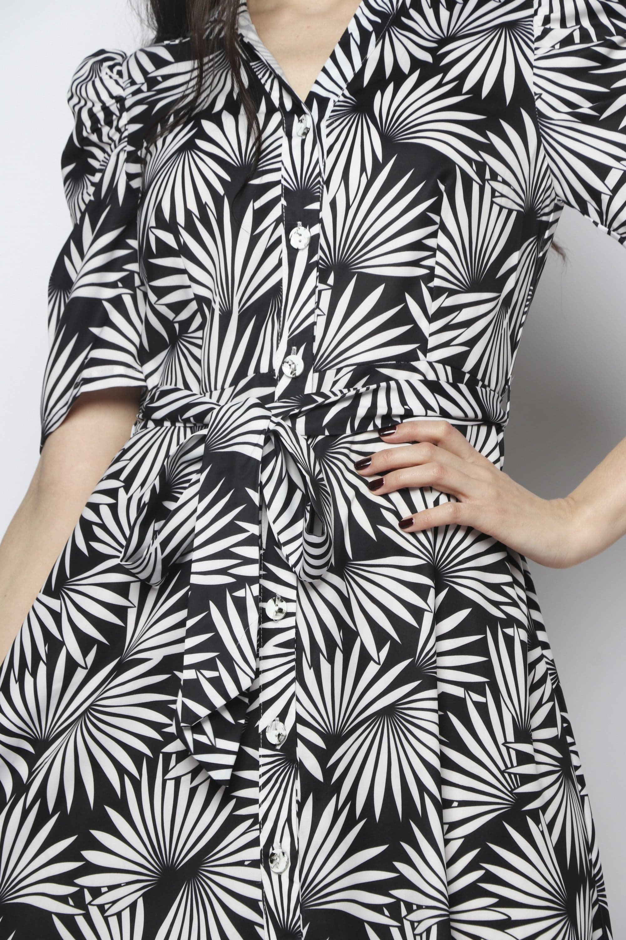 نتشي فستان ميدي سادة بكم قصير