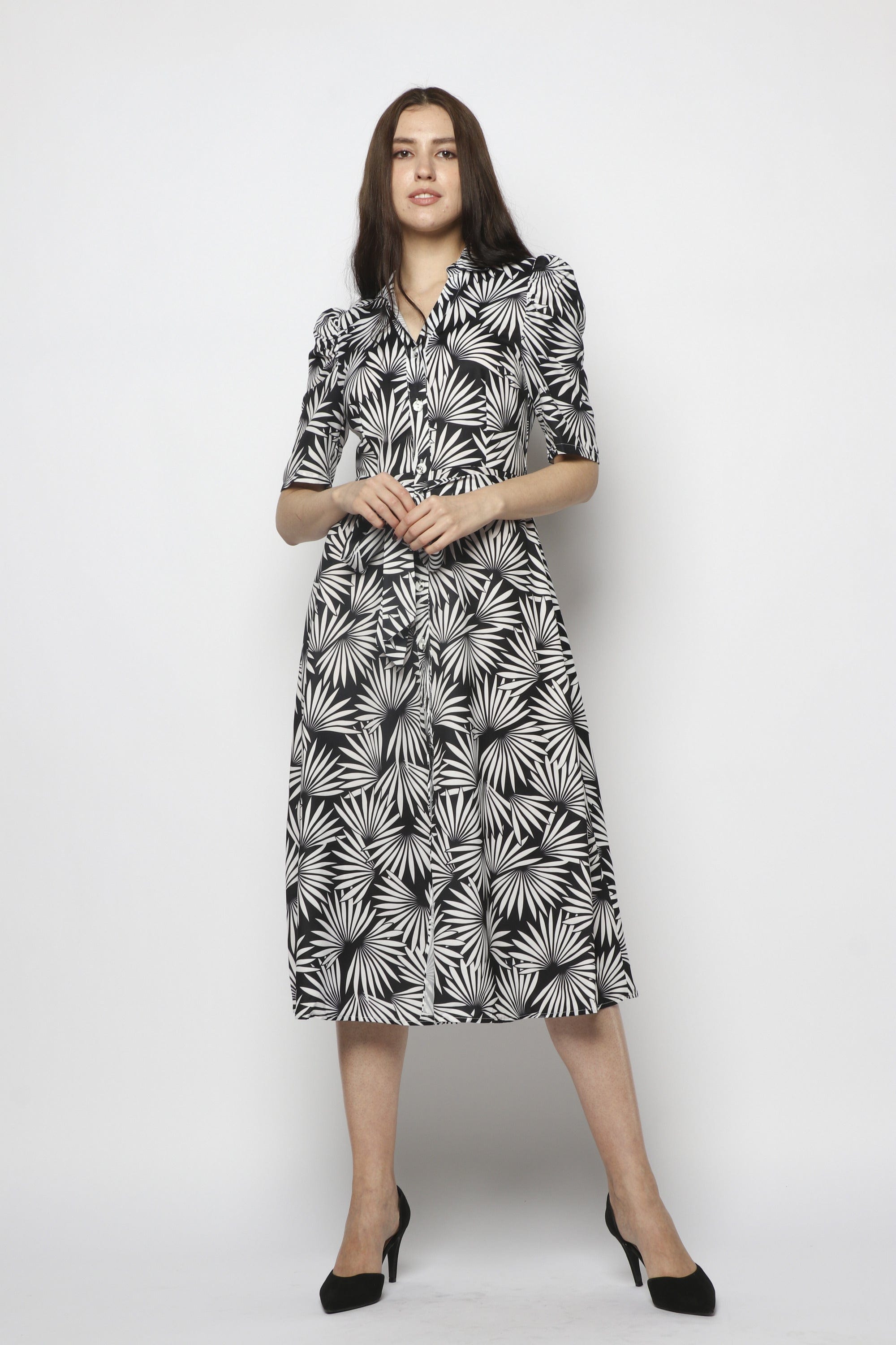 نتشي فستان ميدي سادة بكم قصير