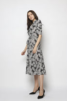 نتشي فستان ميدي سادة بكم قصير