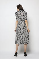 نتشي فستان ميدي سادة بكم قصير