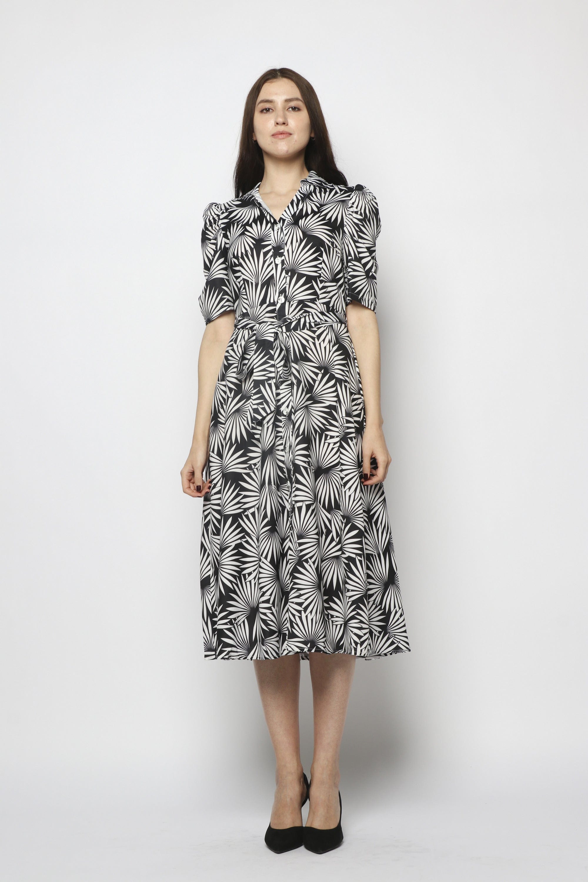 نتشي فستان ميدي سادة بكم قصير