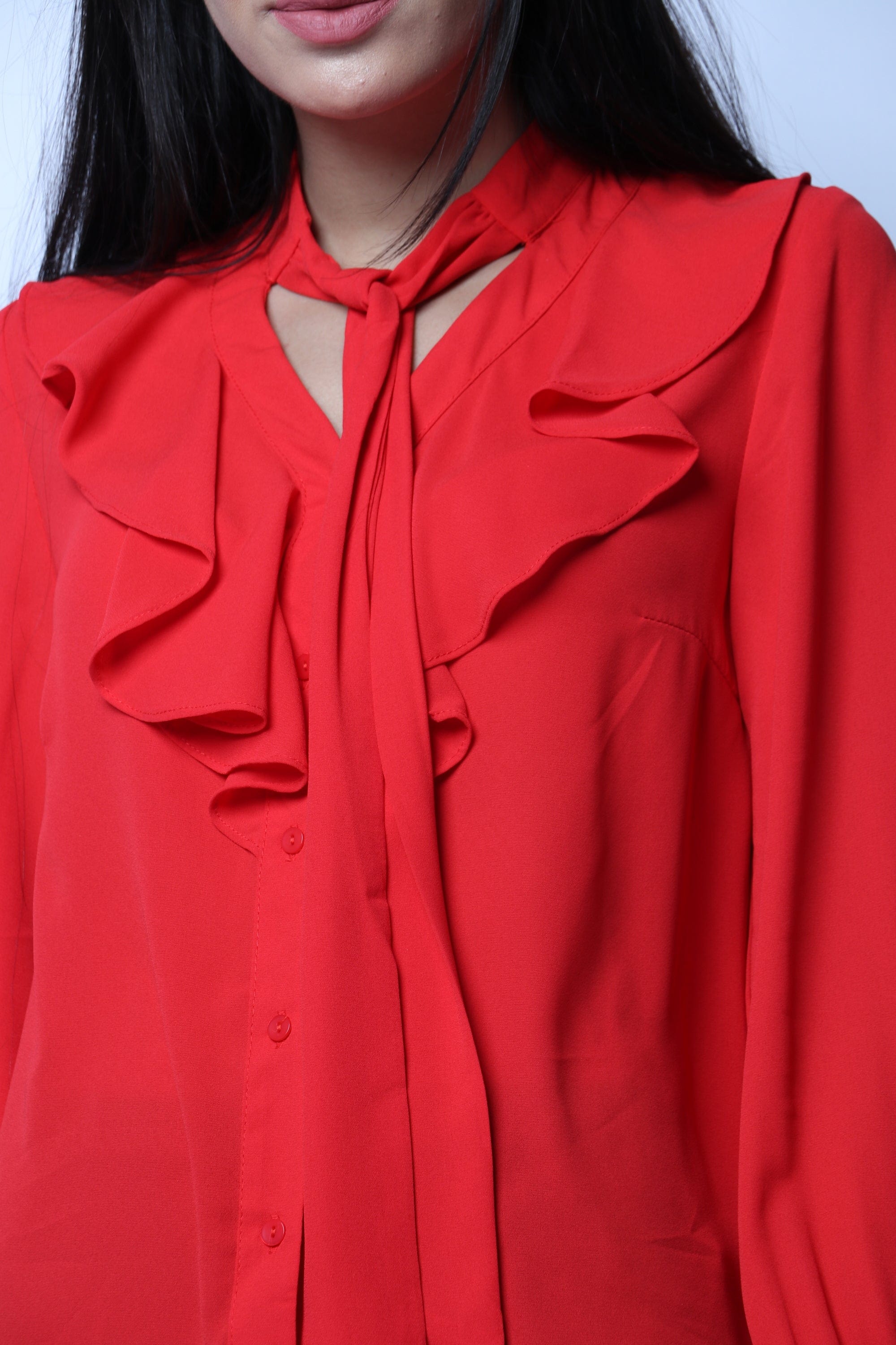 نتشي بلوزة بأزرار أمامية بصدر مكشكش بأكمام بربطة عنق طويلة نسائي أحمر قرمزي