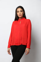 نتشي بلوزة بفتحة من الصدر ياقة عالية بكم طويل نسائي أحمر قرمزي