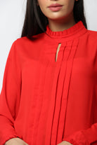 نتشي بلوزة بفتحة من الصدر ياقة عالية بكم طويل نسائي أحمر قرمزي