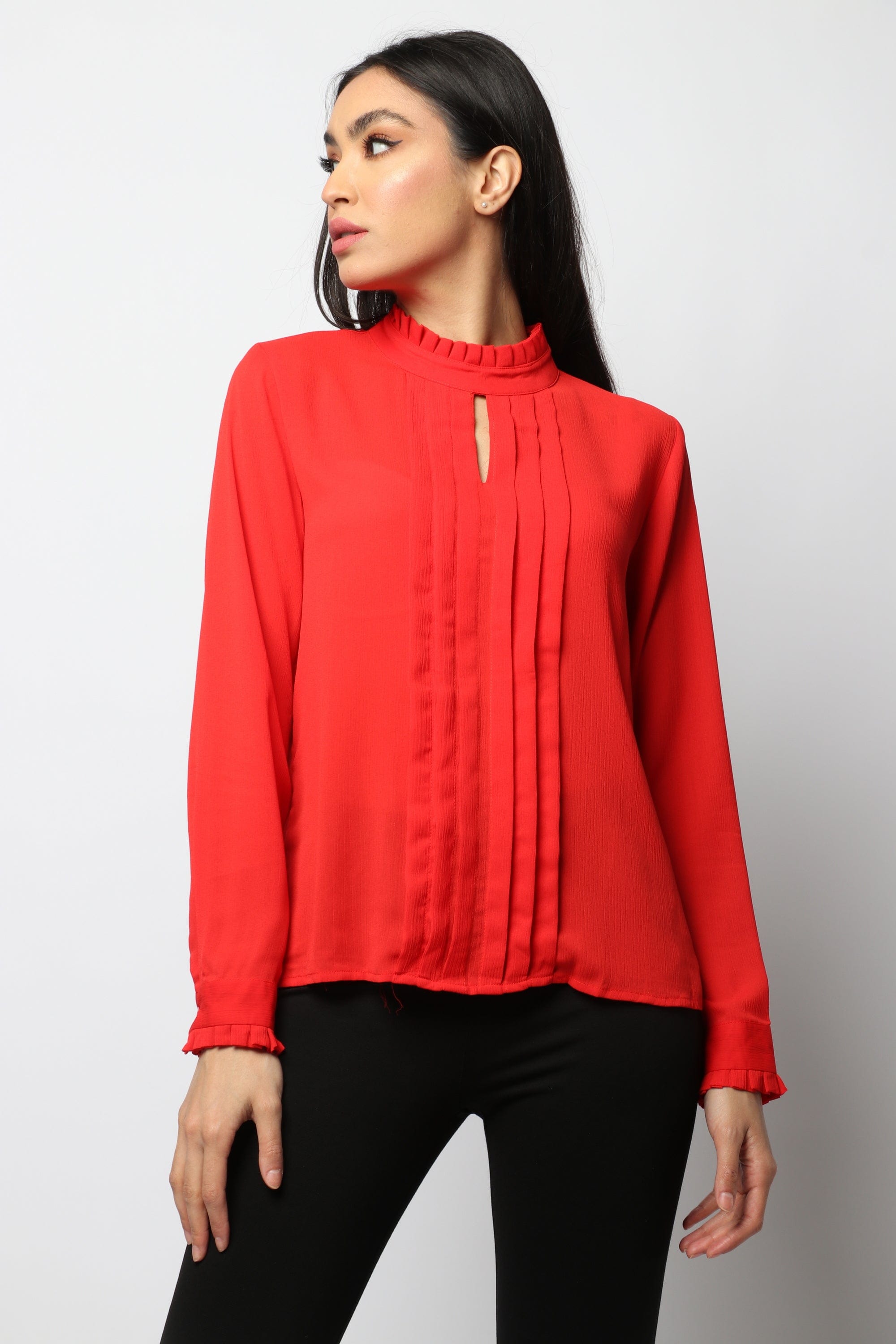 نتشي بلوزة بفتحة من الصدر ياقة عالية بكم طويل نسائي أحمر قرمزي
