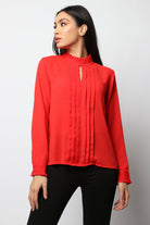 نتشي بلوزة بفتحة من الصدر ياقة عالية بكم طويل نسائي أحمر قرمزي