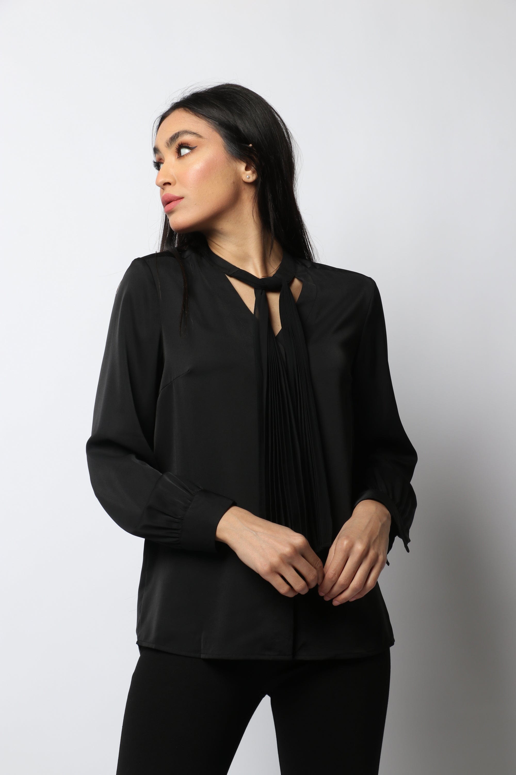 نتشي بلوزة رسمية بربطة عنق طويلة بكم طويل منفوخة