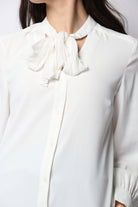 نتشي بلوزة رسمية بربطة عنق طويلة بكم طويل منفوخة