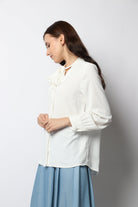 نتشي بلوزة رسمية بربطة عنق طويلة بكم طويل منفوخة