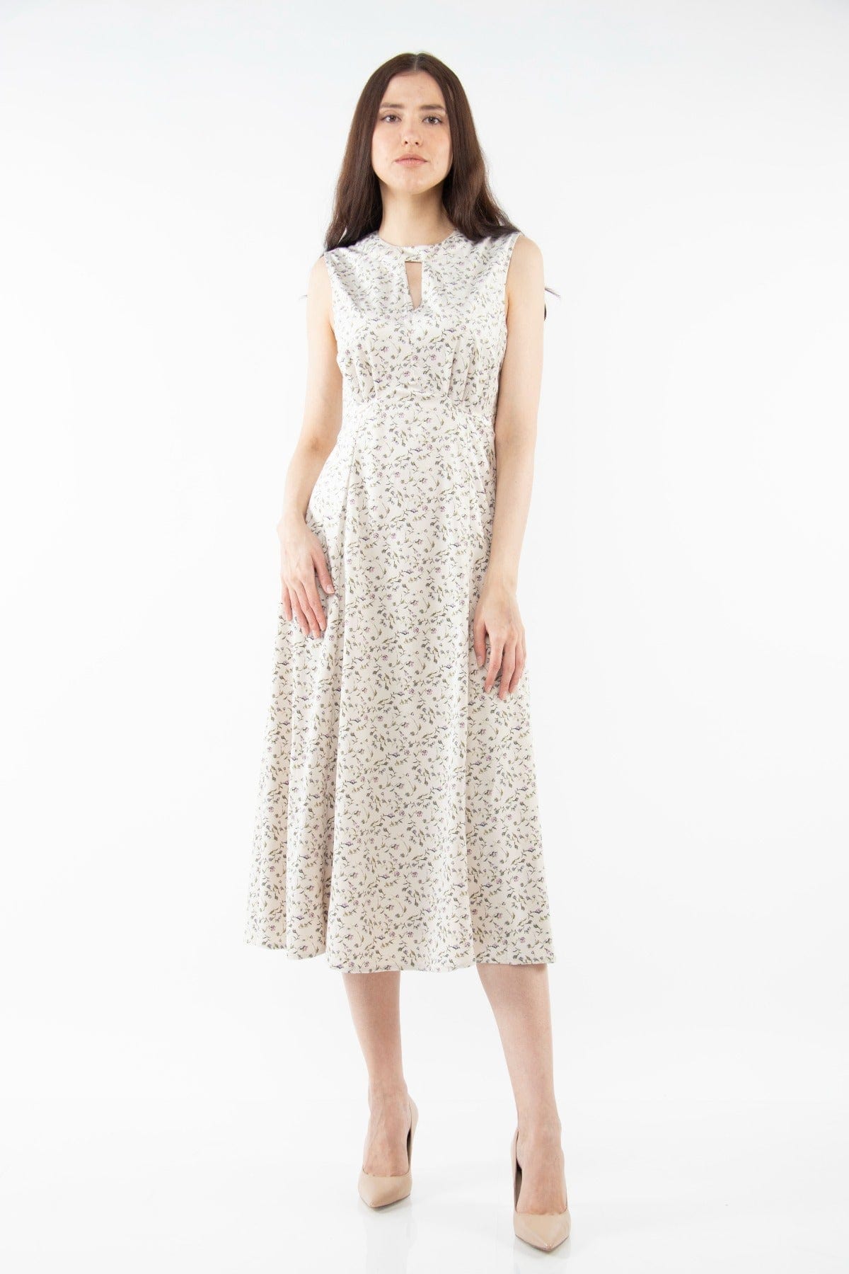 نتشي فستان ميدي مشجر بنمط ورود صغيرة بفتحة صدر بدون كم