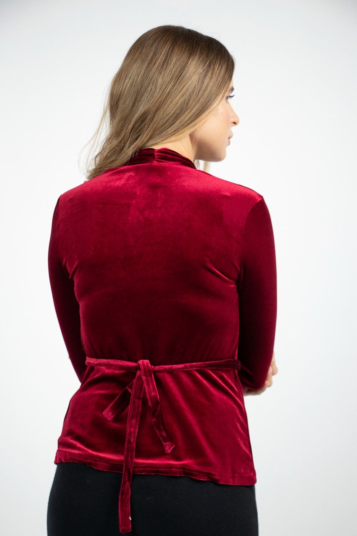 نتشي بلوزة مخملية مفتوحة بخصر مربوط على الوسط كم طويل نسائي