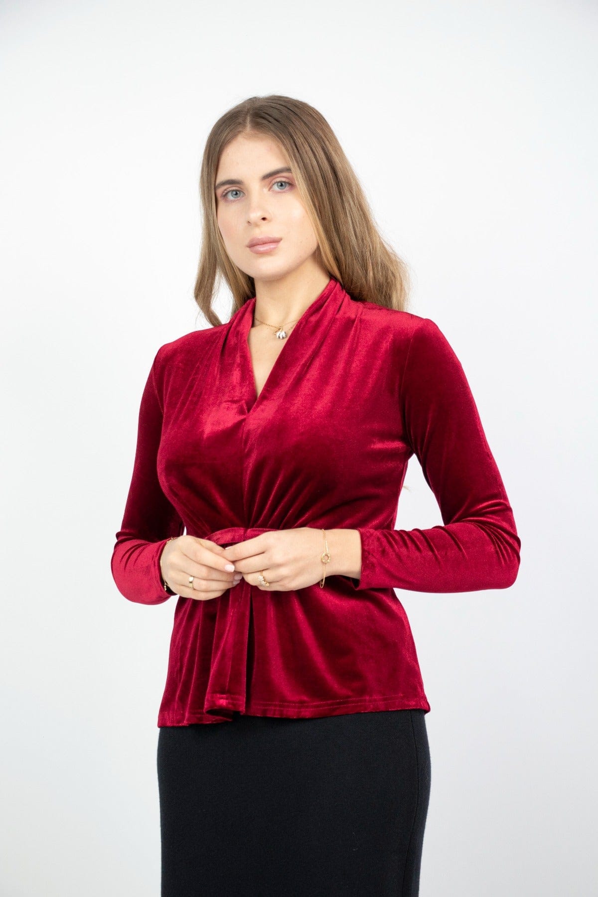 نتشي بلوزة مخملية مفتوحة بخصر مربوط على الوسط كم طويل نسائي