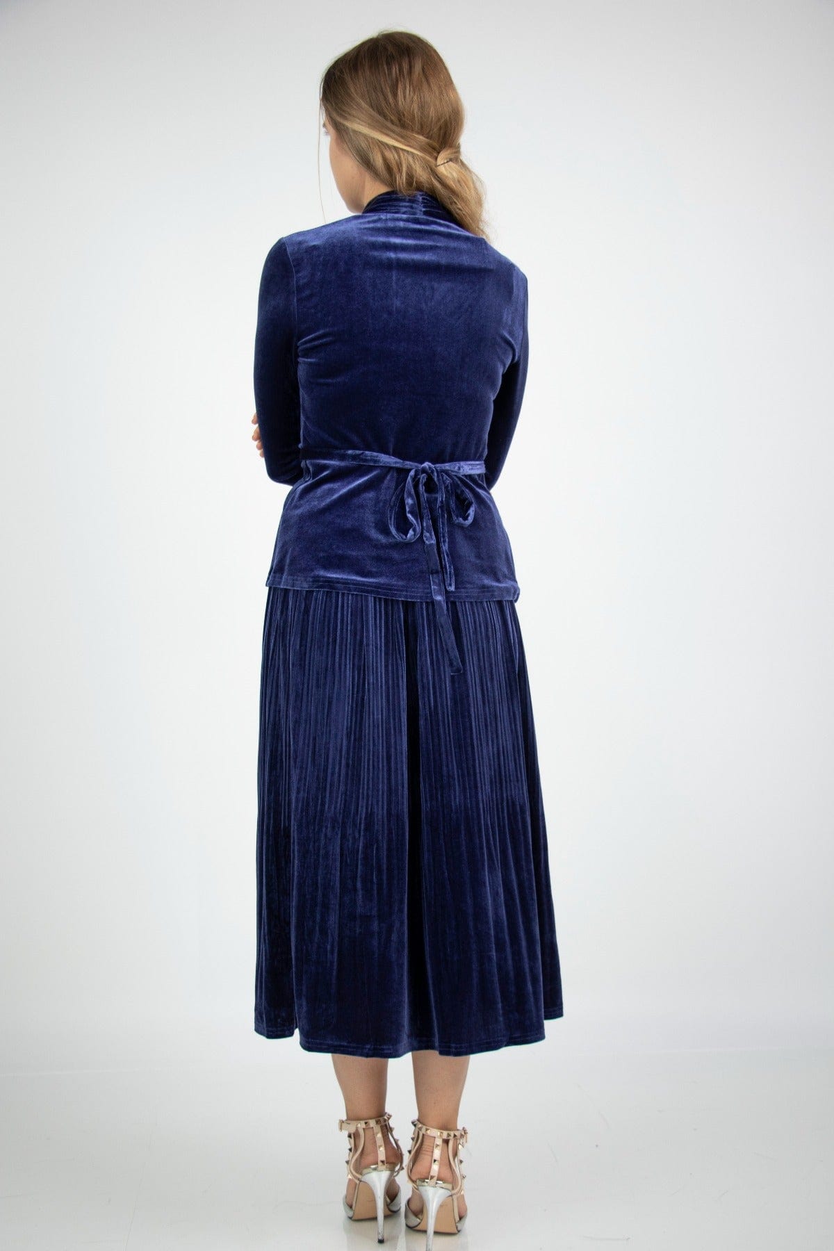 نتشي بلوزة مخملية مفتوحة بخصر مربوط على الوسط كم طويل نسائي