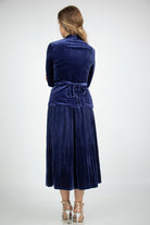 نتشي بلوزة مخملية مفتوحة بخصر مربوط على الوسط كم طويل نسائي