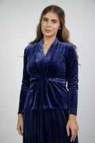 نتشي بلوزة مخملية مفتوحة بخصر مربوط على الوسط كم طويل نسائي