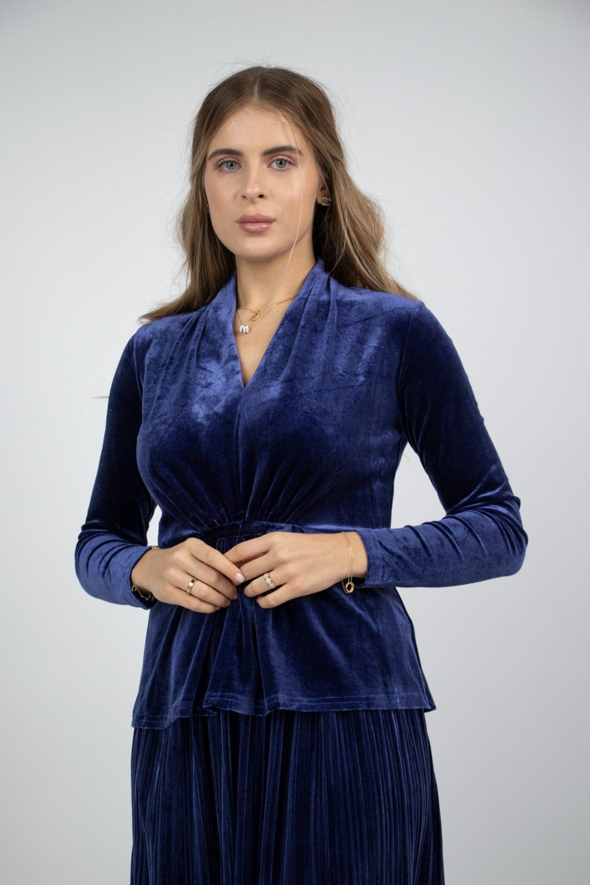 نتشي بلوزة مخملية مفتوحة بخصر مربوط على الوسط كم طويل نسائي