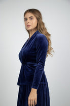 نتشي بلوزة مخملية مفتوحة بخصر مربوط على الوسط كم طويل نسائي