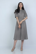 نتشي فستان ميدي كاروهات بياقة كلاسيكية بكم قصير