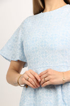 نتشي فستان ميدي موردة بأكمام قصيرة كلوش من أسفل